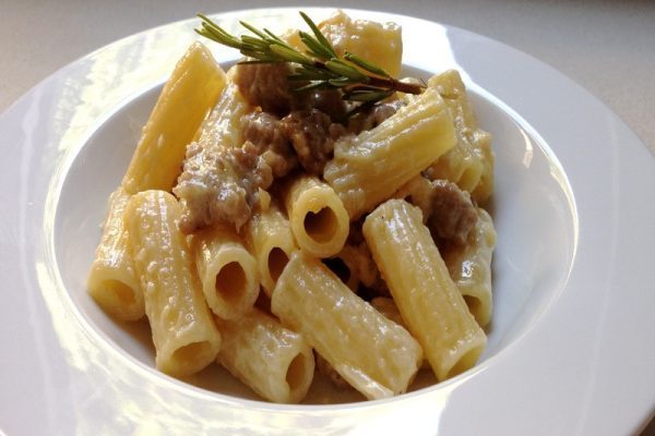 Pasta amb cervesa i salsitxa