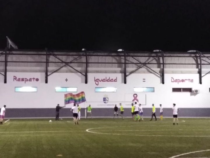 Un mural en apoyo al colectivo LGTBI en el polideportivo municipal de Almonte